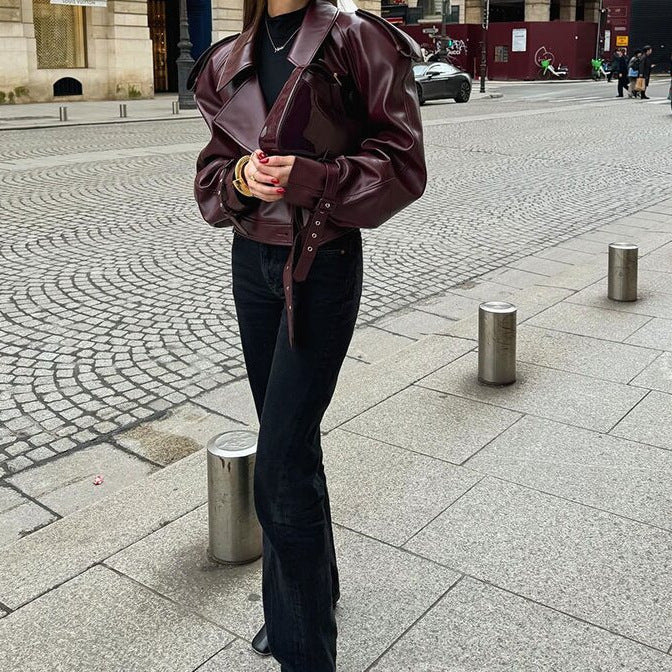 Damernas modiga läderjacka i cropped design med gummiband Mirla-Eva Jonsson