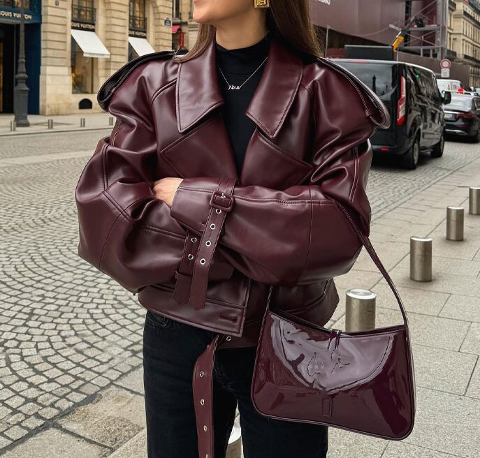 Damernas modiga läderjacka i cropped design med gummiband Mirla-Eva Jonsson