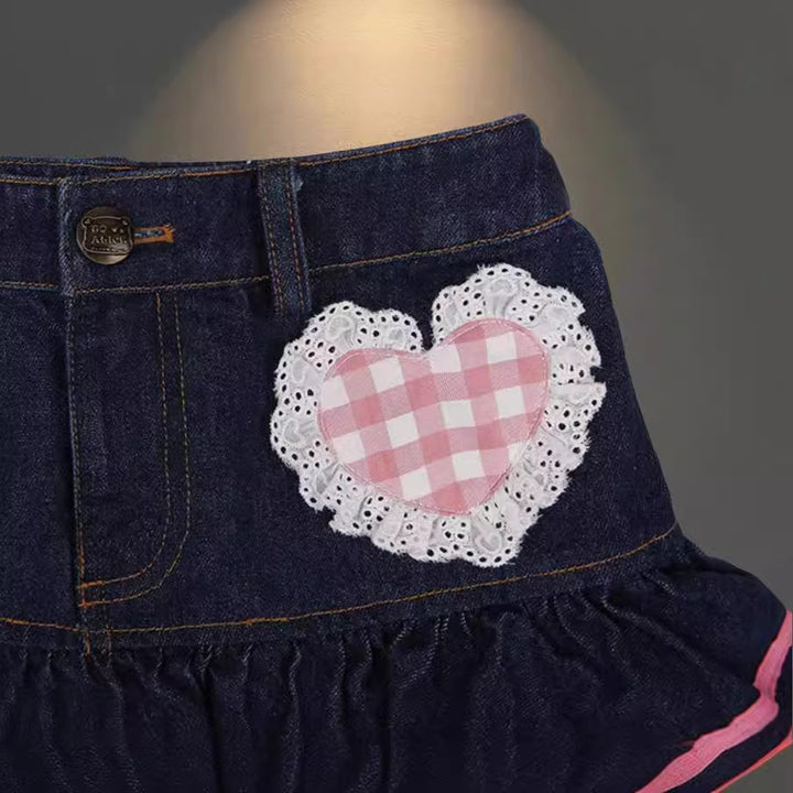 Damernas modiga mini-jeanskjol med volanger och hjärtformad applikation Mirla-Eva Jonsson