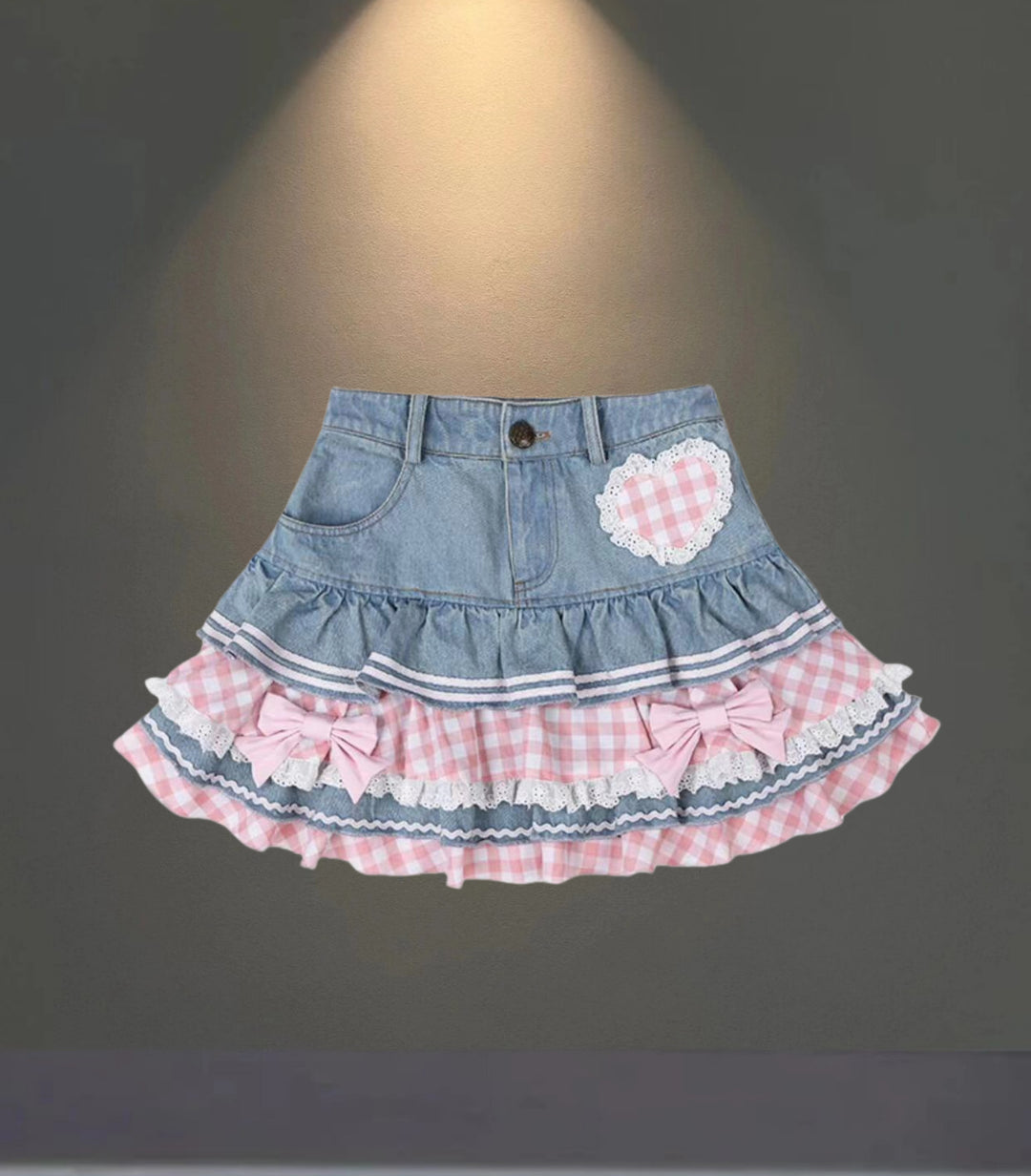 Damernas modiga mini-jeanskjol med volanger och hjärtformad applikation Mirla-Eva Jonsson