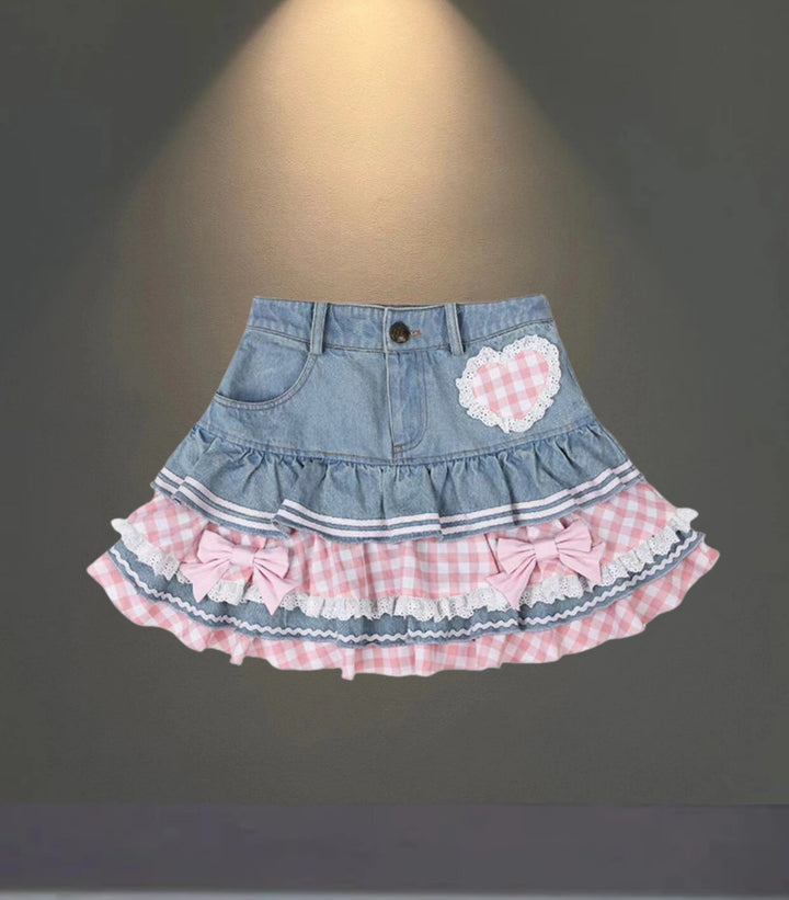 Damernas modiga mini-jeanskjol med volanger och hjärtformad applikation Mirla-Eva Jonsson