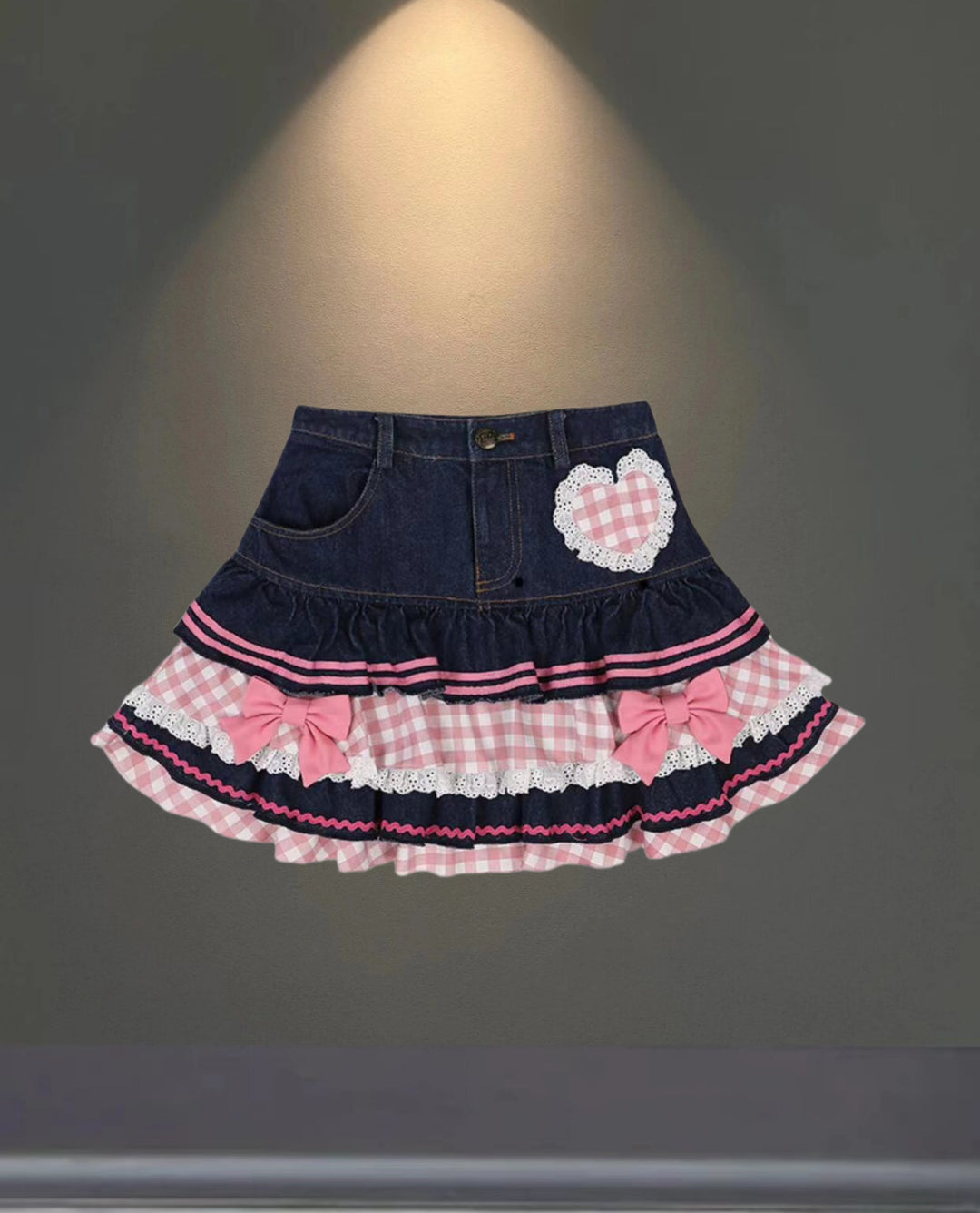 Damernas modiga mini-jeanskjol med volanger och hjärtformad applikation Mirla-Eva Jonsson