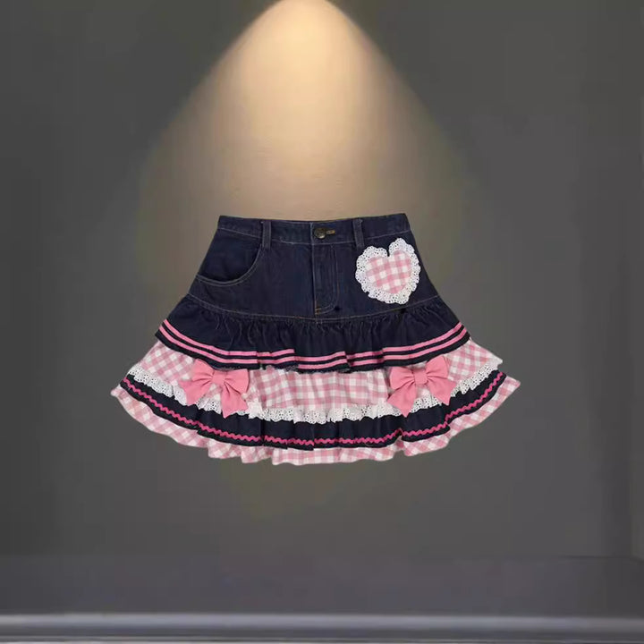 Damernas modiga mini-jeanskjol med volanger och hjärtformad applikation Mirla-Eva Jonsson