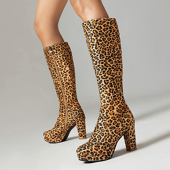 Damernas modiga överknästövlar med leopardmönster och strukturerad design Mirla-Eva Jonsson