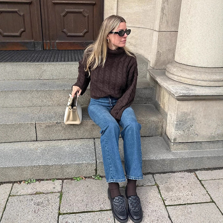Damernas modiga rullkragetröja i strukturerat stickat material Mirla-Eva Jonsson