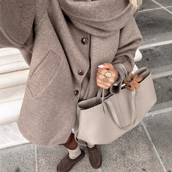 Damernas modiga ulljacka med oversized snitt och elegant revers Mirla-Eva Jonsson