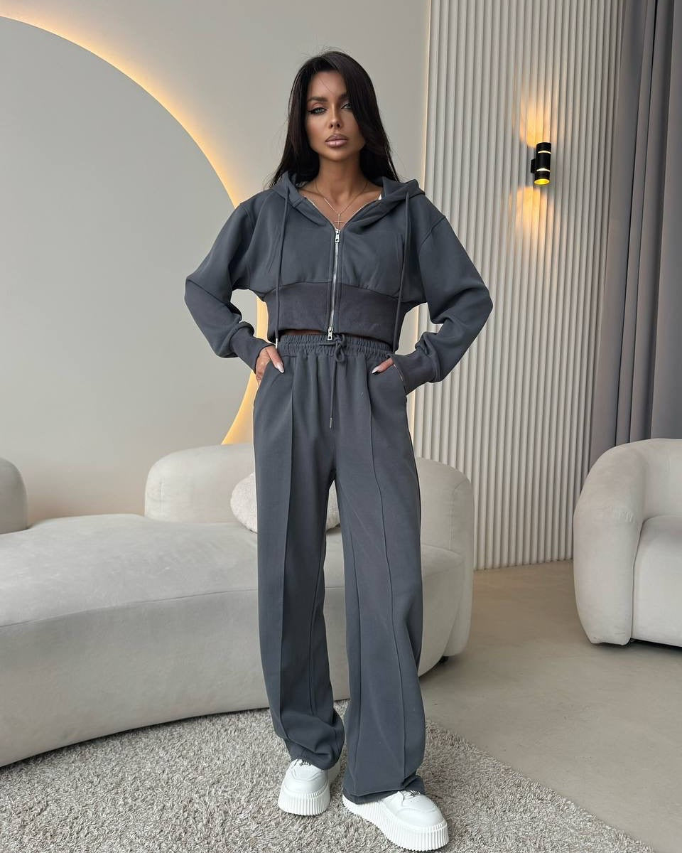Damernas modiga zip-hoodie och vida byxor Mirla-Eva Jonsson