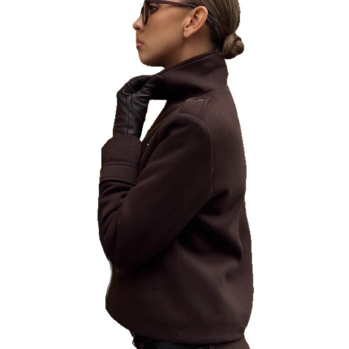 Damernas modiska cropped jacka i minimalistisk stil med fickor Mirla-Eva Jonsson