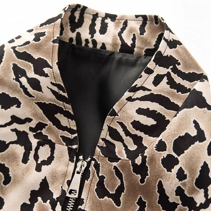 Damernas modiska mockajacka i leopardmönster Mirla-Eva Jonsson