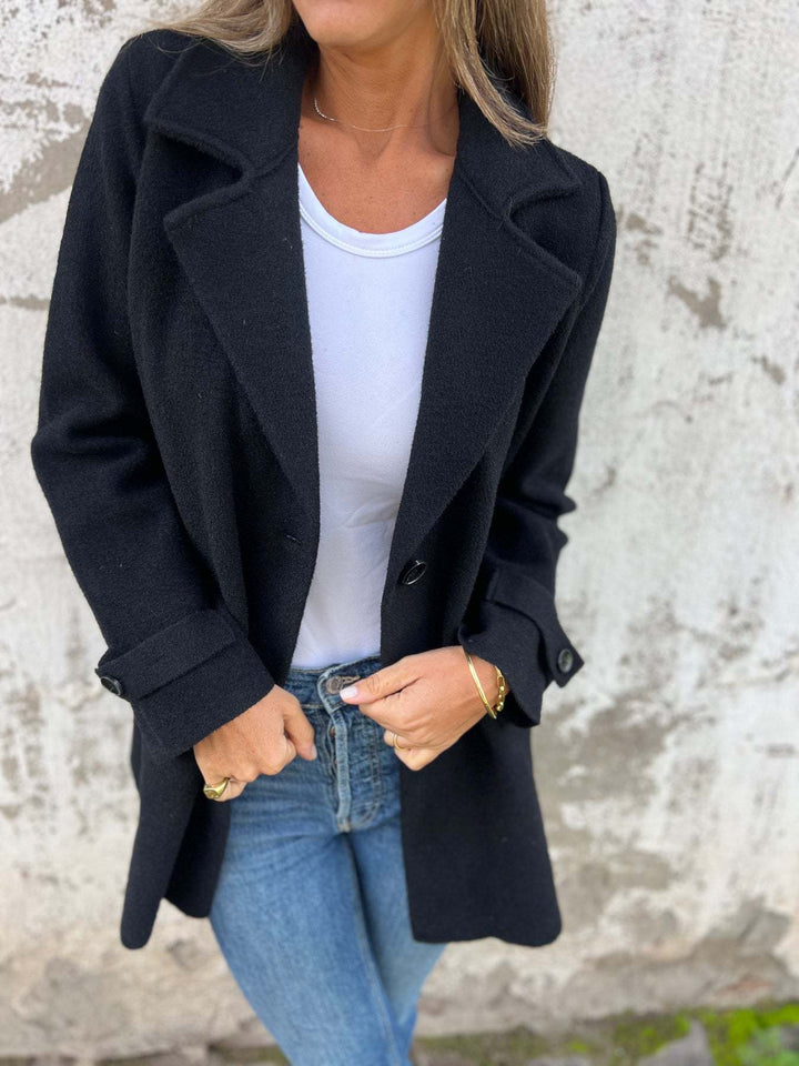 Damernas modiska övergångsjacka med stiliga knappar och mjukt material Mirla-Eva Jonsson