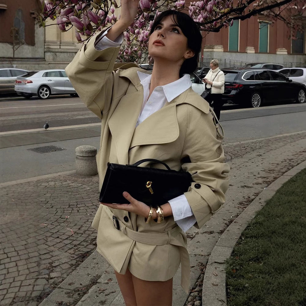 Damernas modiska trenchcoat-jacka med figursydd bälte och elegant snitt Mirla-Eva Jonsson