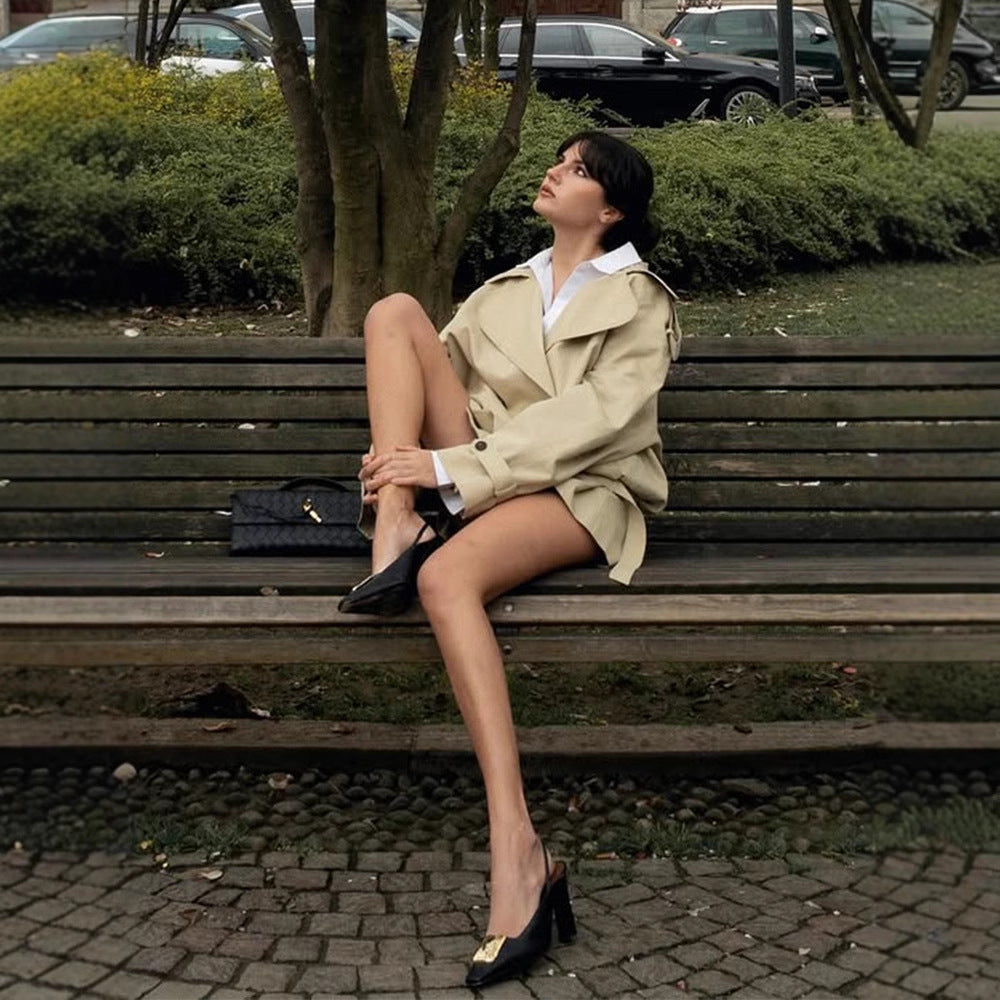Damernas modiska trenchcoat-jacka med figursydd bälte och elegant snitt Mirla-Eva Jonsson