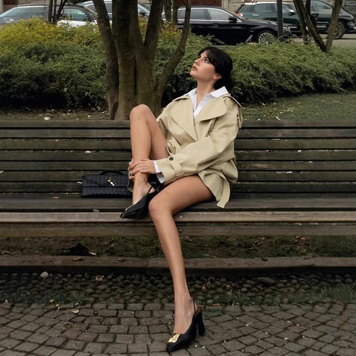 Damernas modiska trenchcoat-jacka med figursydd bälte och elegant snitt Mirla-Eva Jonsson