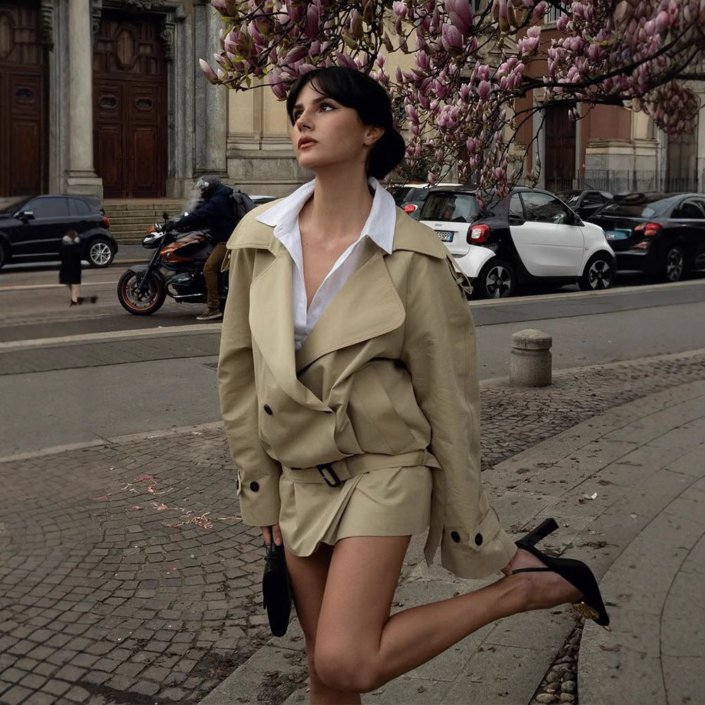 Damernas modiska trenchcoat-jacka med figursydd bälte och elegant snitt Mirla-Eva Jonsson