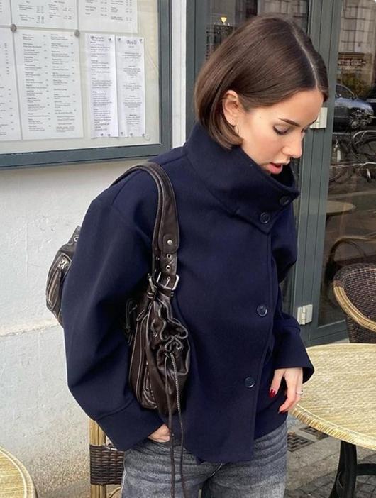 Damernas modiska ulljacka med strukturerad krage och elegant skärning Mirla-Eva Jonsson