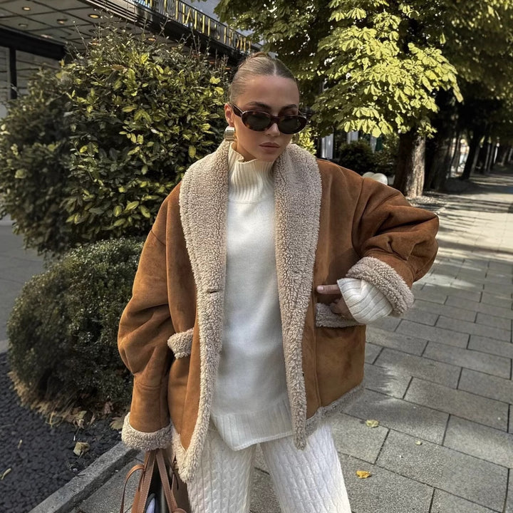 Damernas mysiga blazerjacka i teddylook med praktiska fickor Mirla-Eva Jonsson