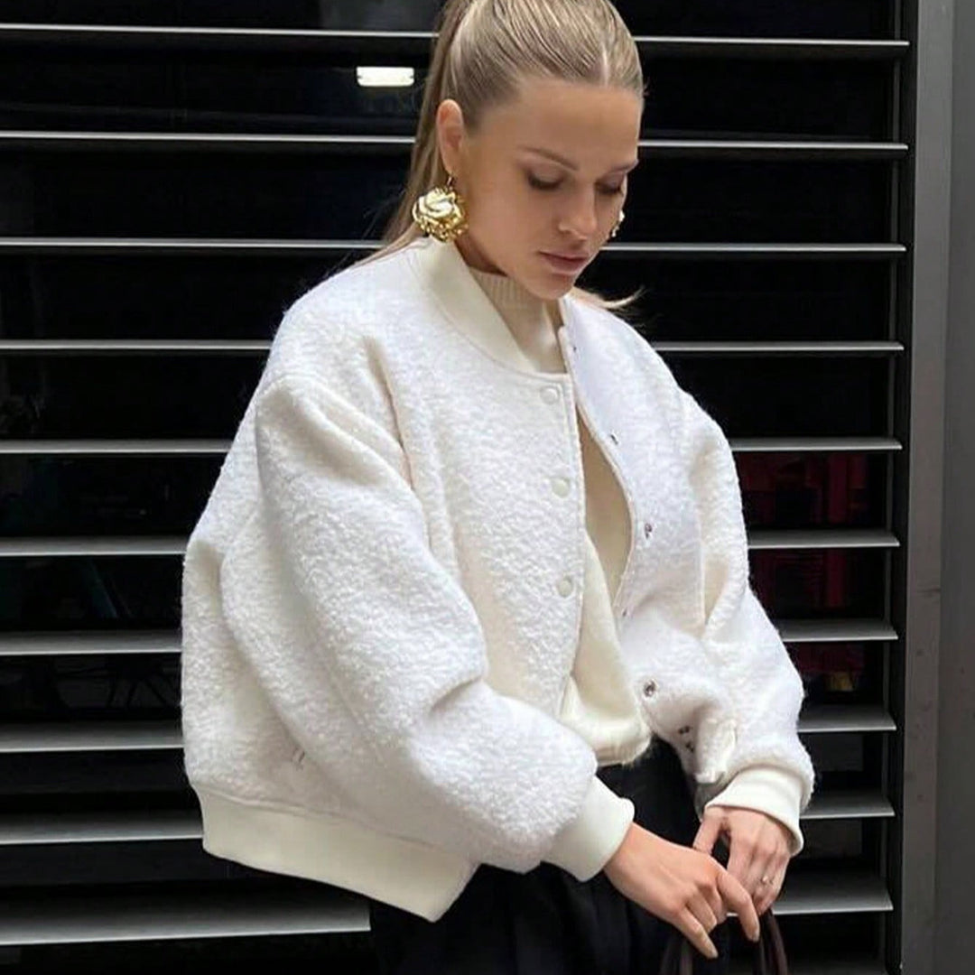 Damernas mysiga fleecejacka i avslappnad stil med praktiska fickor Mirla-Eva Jonsson