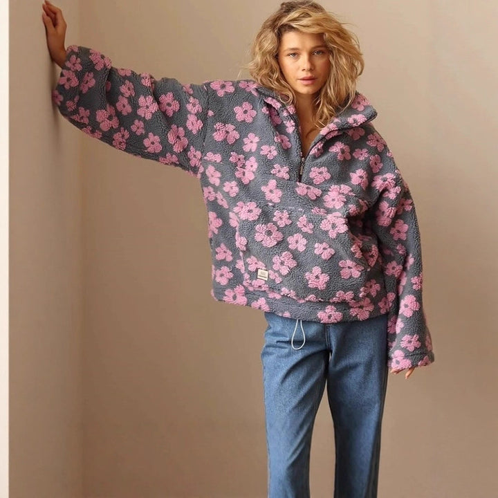 Damernas mysiga oversized-tröja med blommigt 3D-design Mirla-Eva Jonsson