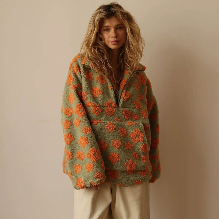 Damernas mysiga oversized-tröja med blommigt 3D-design Mirla-Eva Jonsson