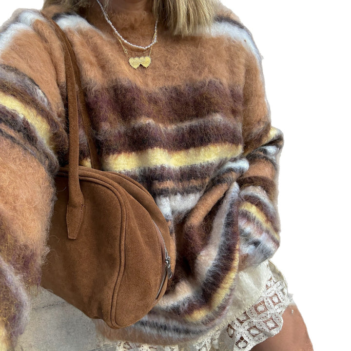 Damernas mysiga oversized tröja med färgglad randig mönster Mirla-Eva Jonsson