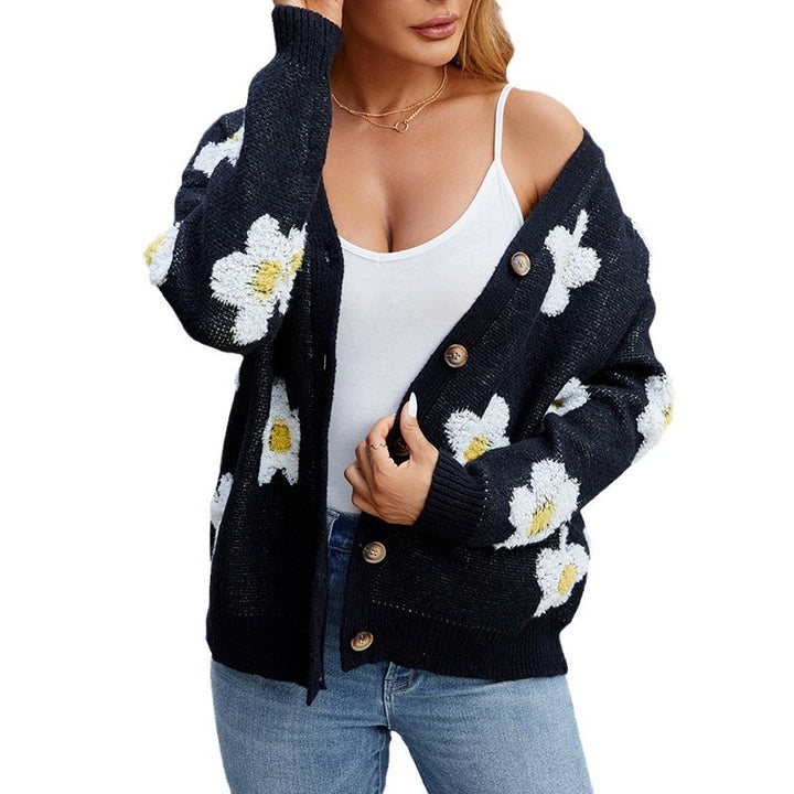 Damernas mysiga stickad cardigan med blommiga detaljer Mirla-Eva Jonsson