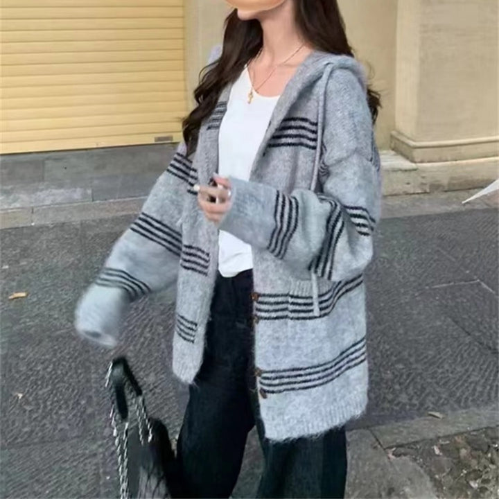 Damernas mysiga stickad cardigan med moderna ränder Mirla-Eva Jonsson