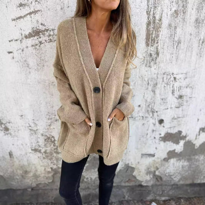 Damernas mysiga stickad jacka med stora fickor och knappdetaljer Mirla-Eva Jonsson