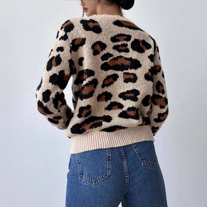 Damernas mysiga stickad tröja med leopardsmönster och överlappande axlar Eva Jonsson-Eva Jonsson
