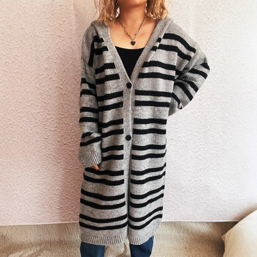 Damernas mysiga stickade cardigan med hög krage och moderiktigt randigt mönster Mirla-Eva Jonsson