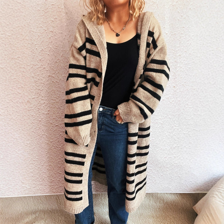 Damernas mysiga stickade cardigan med hög krage och moderiktigt randigt mönster Mirla-Eva Jonsson