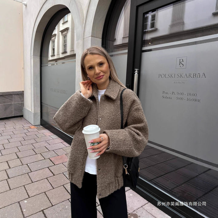 Damernas mysiga teddyjacka med lockdown dragkedja och påsydda fickor Mirla-Eva Jonsson
