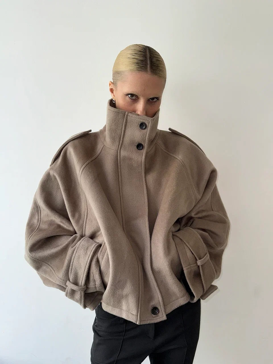 Damernas oversize ulljacka med hög krage och praktiska fickor Mirla-Eva Jonsson