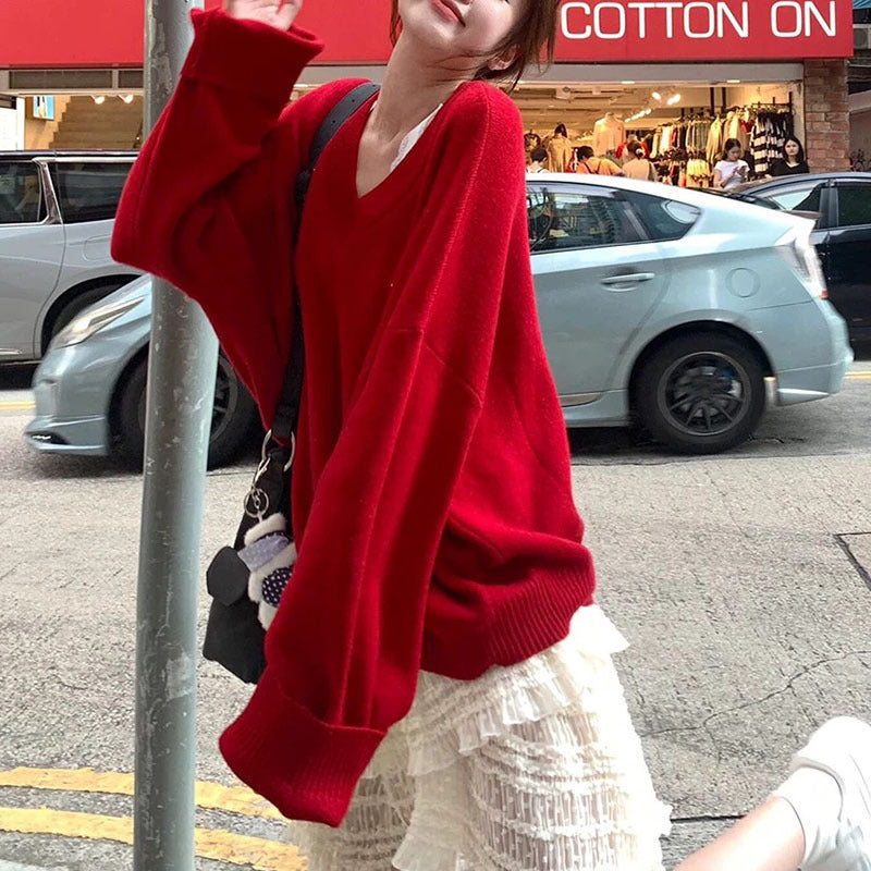 Damernas oversized V-halsad tröja med avslappnade raglanärmar och strukturerad design Mirla-Eva Jonsson