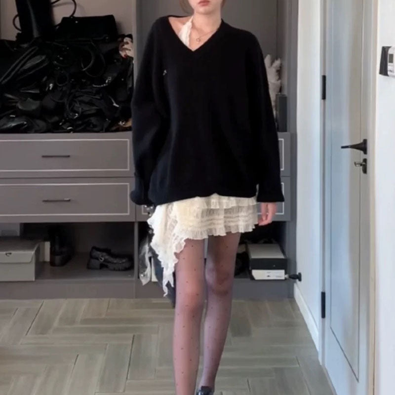Damernas oversized V-halsad tröja med avslappnade raglanärmar och strukturerad design Mirla-Eva Jonsson