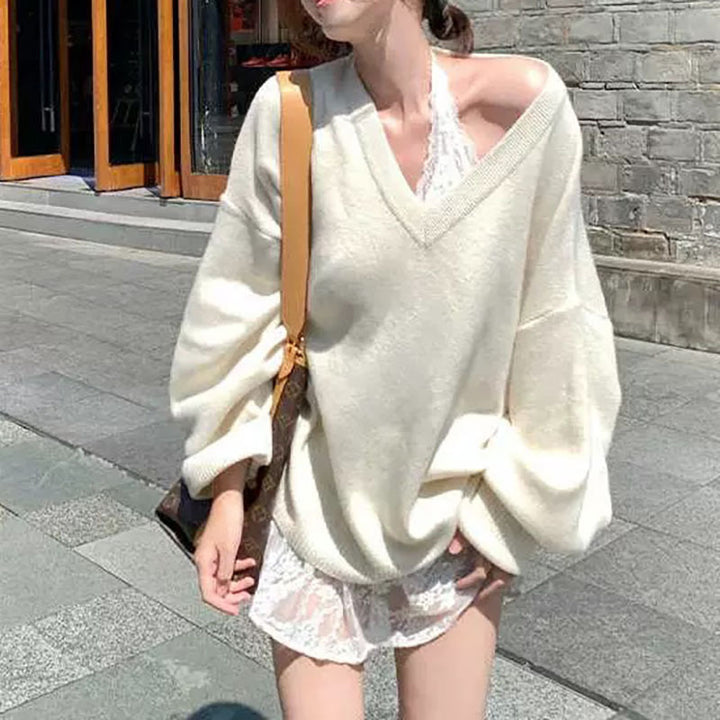 Damernas oversized V-halsad tröja med avslappnade raglanärmar och strukturerad design Mirla-Eva Jonsson