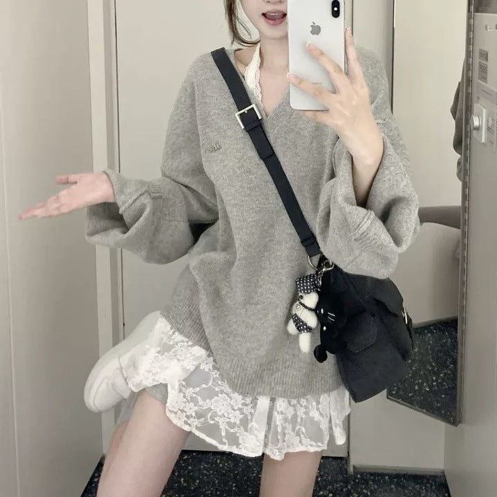 Damernas oversized V-halsad tröja med avslappnade raglanärmar och strukturerad design Mirla-Eva Jonsson