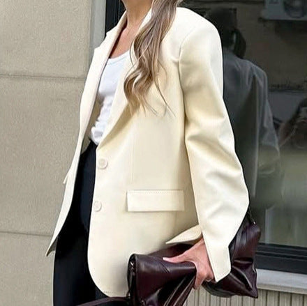 Damernas oversized blazerjacka med dubbelknäppning och eleganta detaljer Mirla-Eva Jonsson