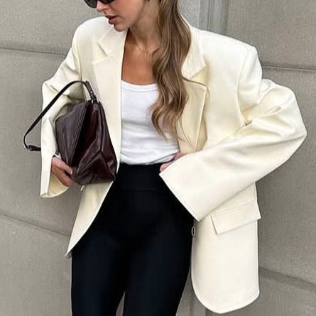 Damernas oversized blazerjacka med dubbelknäppning och eleganta detaljer Mirla-Eva Jonsson