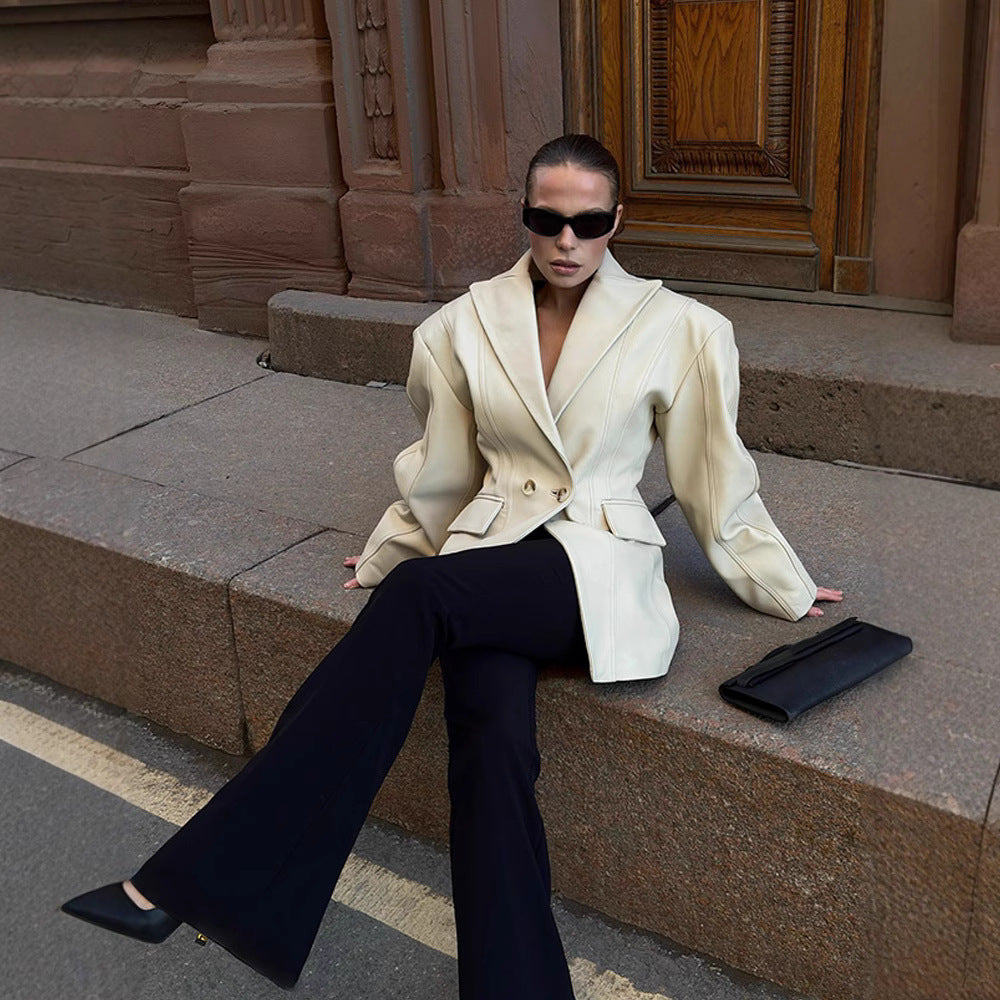 Damernas oversized blazerjacka med modern skärning och eleganta detaljer Mirla-Eva Jonsson