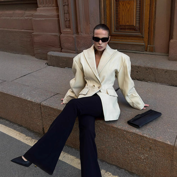 Damernas oversized blazerjacka med modern skärning och eleganta detaljer Mirla-Eva Jonsson