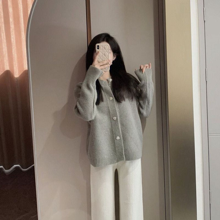 Damernas oversized cardigan med stora knapppdetaljer och fin textur Mirla-Eva Jonsson