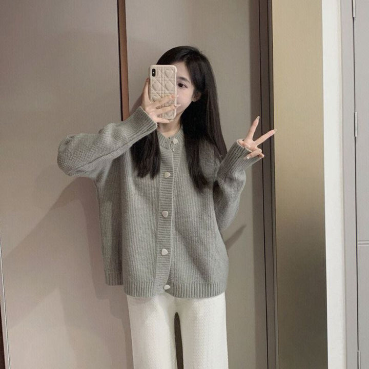 Damernas oversized cardigan med stora knapppdetaljer och fin textur Mirla-Eva Jonsson