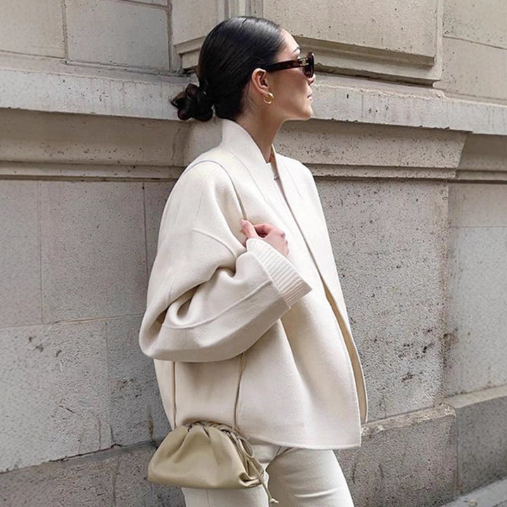 Damernas oversized jacka med modern krage och stilren design Mirla-Eva Jonsson