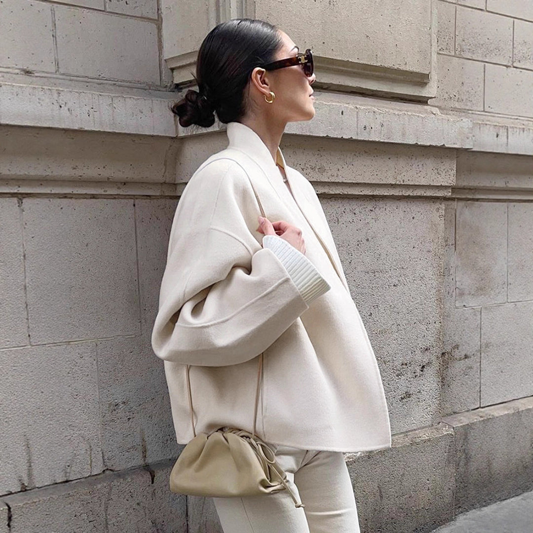 Damernas oversized jacka med modern krage och stilren design Mirla-Eva Jonsson