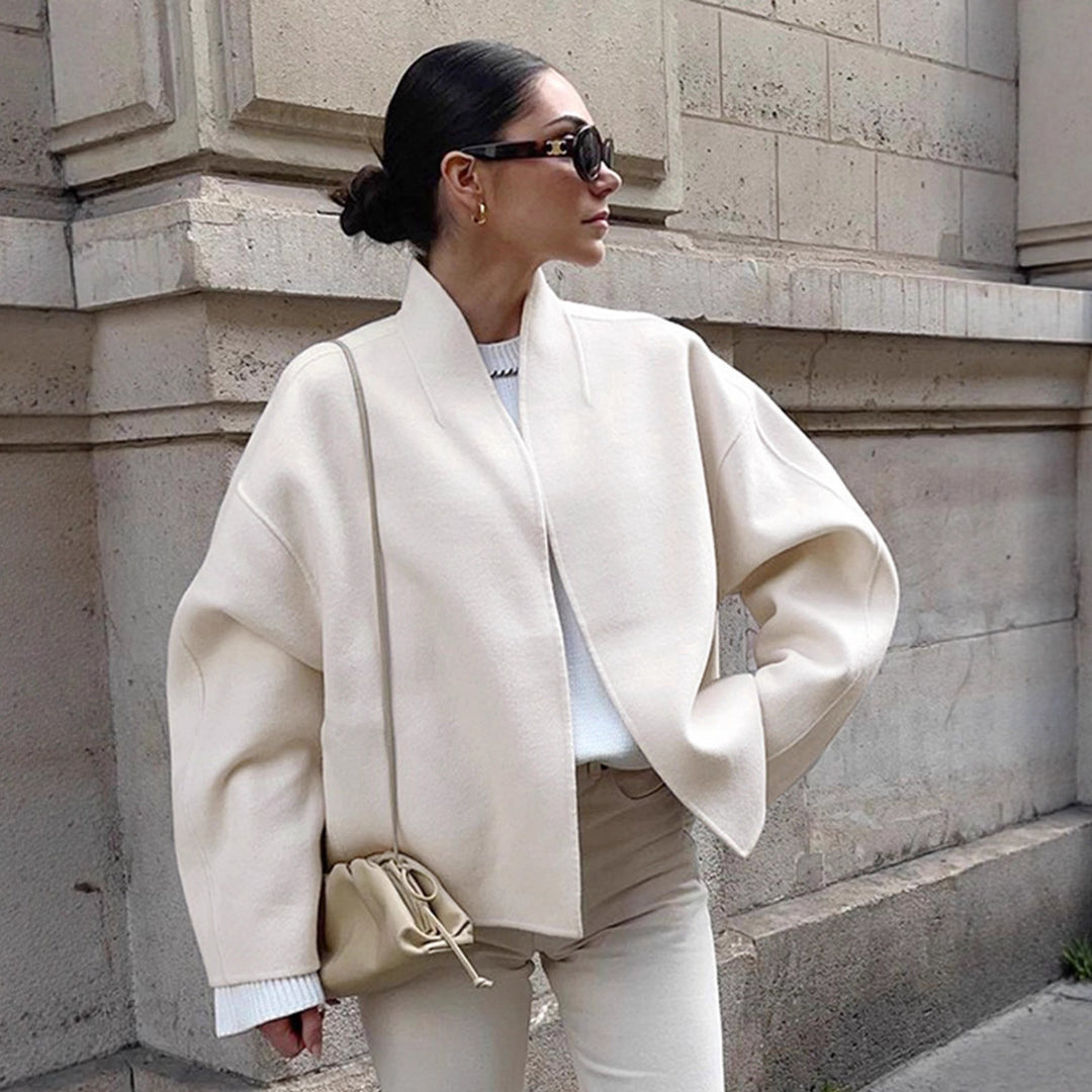 Damernas oversized jacka med modern krage och stilren design Mirla-Eva Jonsson