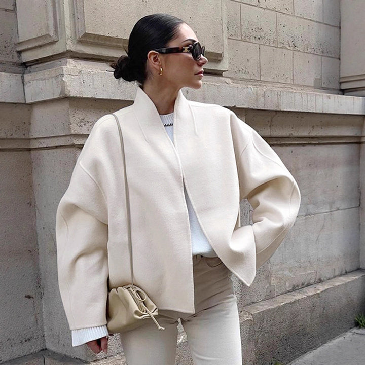 Damernas oversized jacka med modern krage och stilren design Mirla-Eva Jonsson