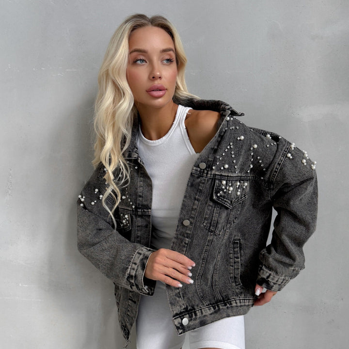 Damernas oversized jeansjacka med kreativa pärlapplikationer Mirla-Eva Jonsson