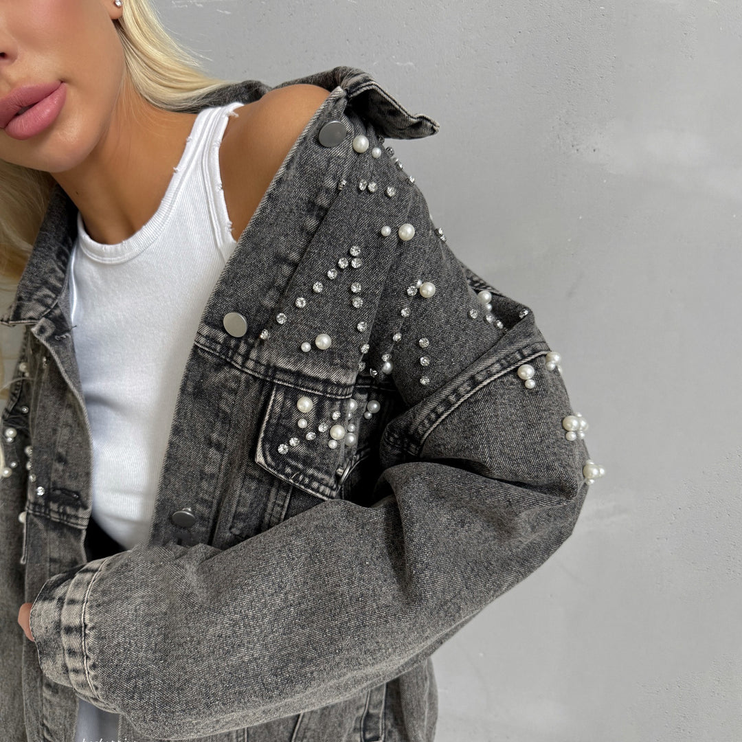 Damernas oversized jeansjacka med kreativa pärlapplikationer Mirla-Eva Jonsson