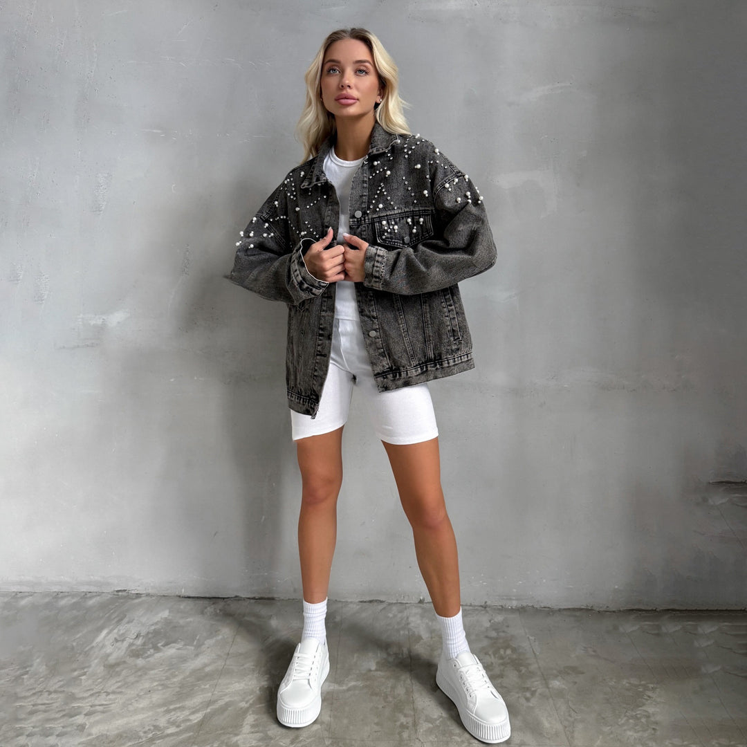 Damernas oversized jeansjacka med kreativa pärlapplikationer Mirla-Eva Jonsson