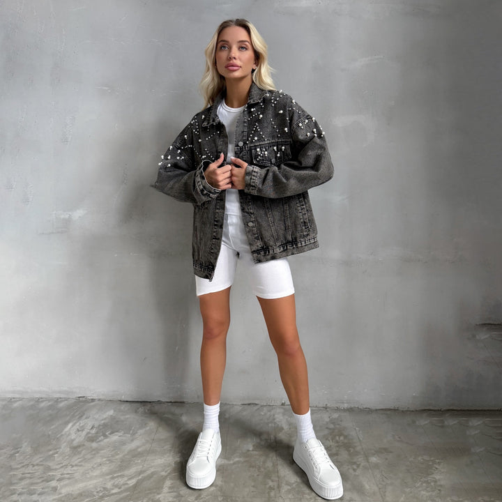 Damernas oversized jeansjacka med kreativa pärlapplikationer Mirla-Eva Jonsson